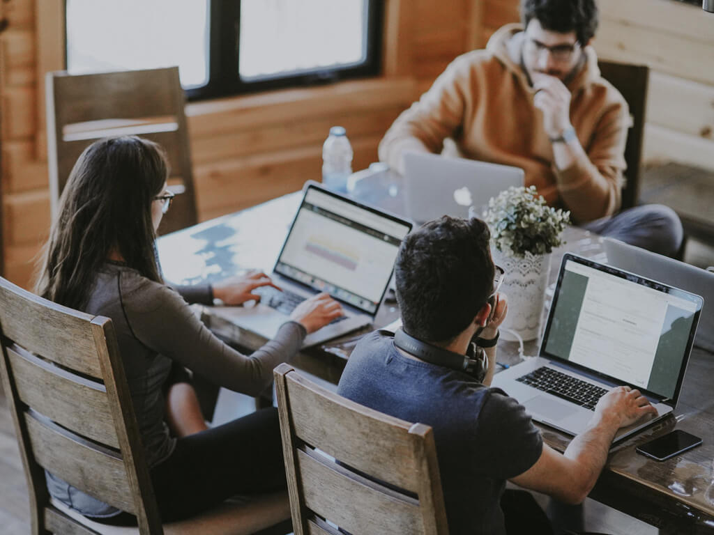 Arbeitsumgebung für Datenanalyse: Notebook, Tabellen und Code-Notizen