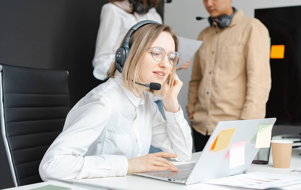 Teilnehmende arbeiten an Datenanalyse-Aufgaben in einem flexiblen Lernformat